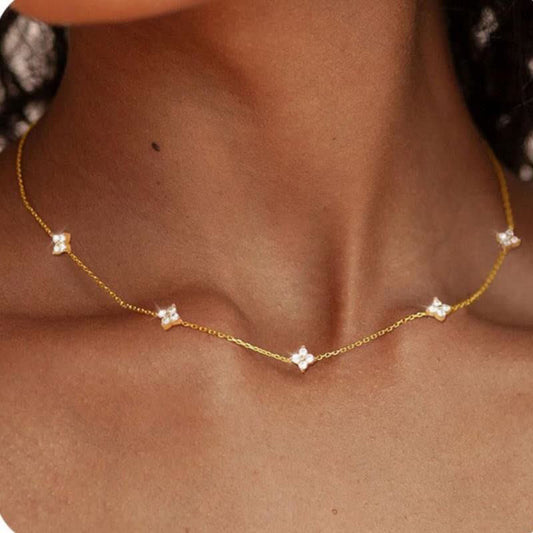 Collar Dorado de Trébol Minimalista con Brillo Delicado – Isabel Herrera