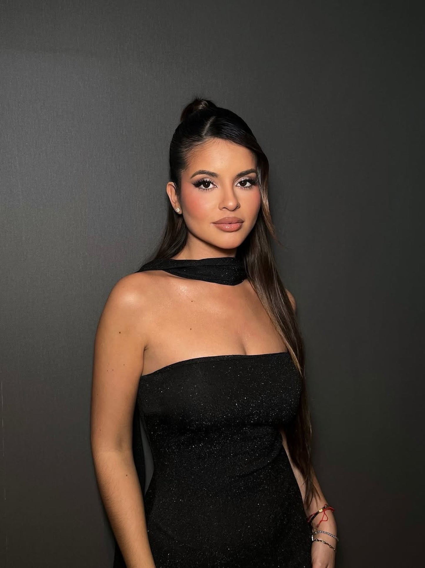 Vestido Lea de Noche con Brillo Sofisticado – Elegancia Escultural | Isabel Herrera